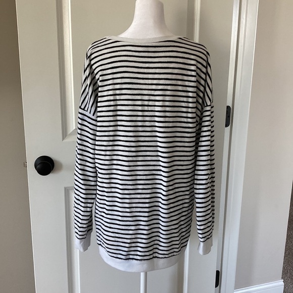 Simple a large sweatshirt heart black and white stripes - Picture 9 of 13